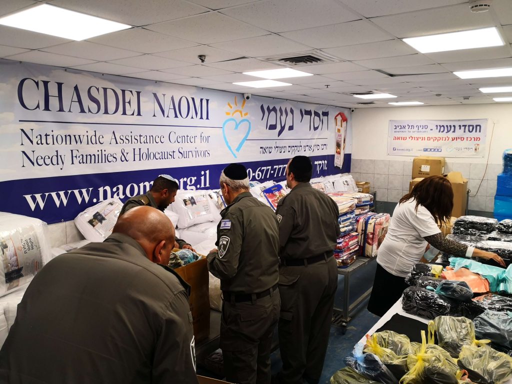 Voluntarios-en-Israel-empacando