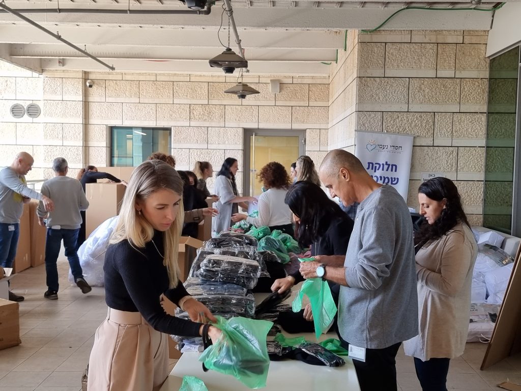 Voluntarios-en-Israel-empacando-frazadas