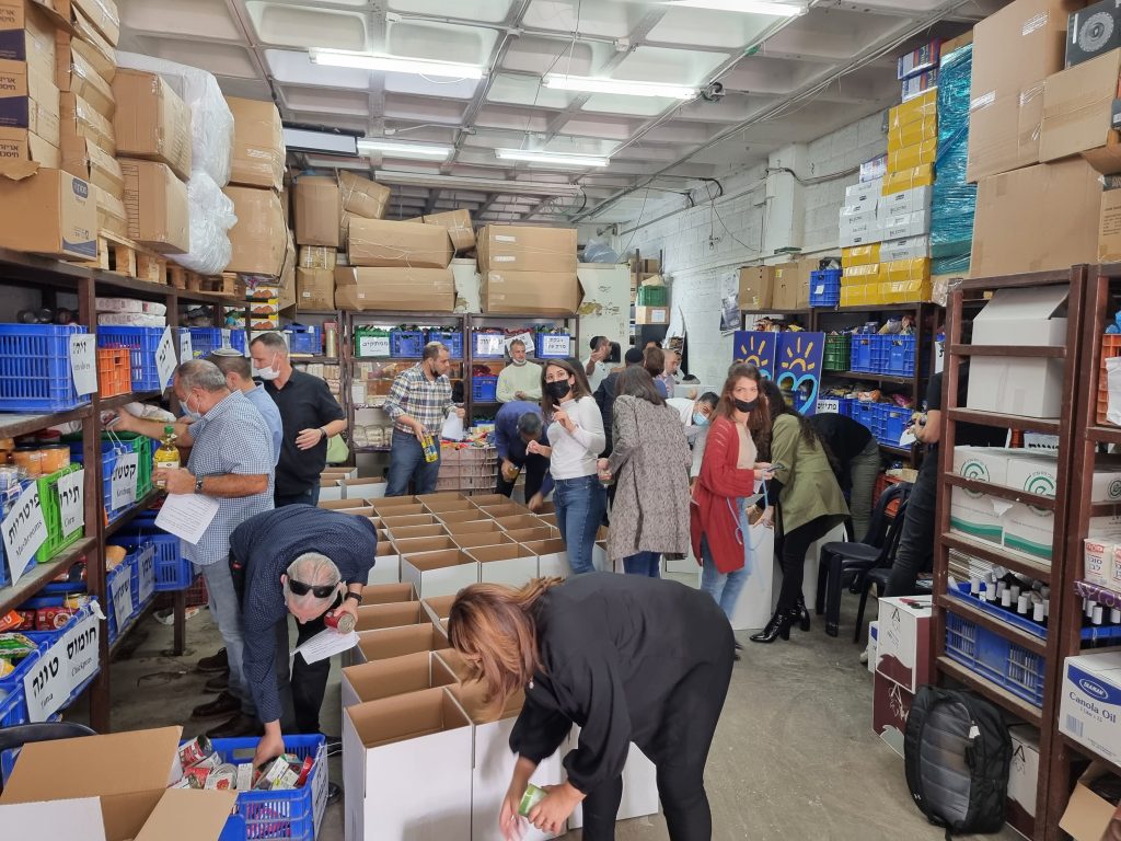 Voluntarios-en-bodega-empacando